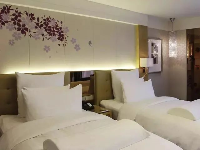 酒店設計的枕頭、隔斷玻璃門、燈怎么讓人燒腦殼